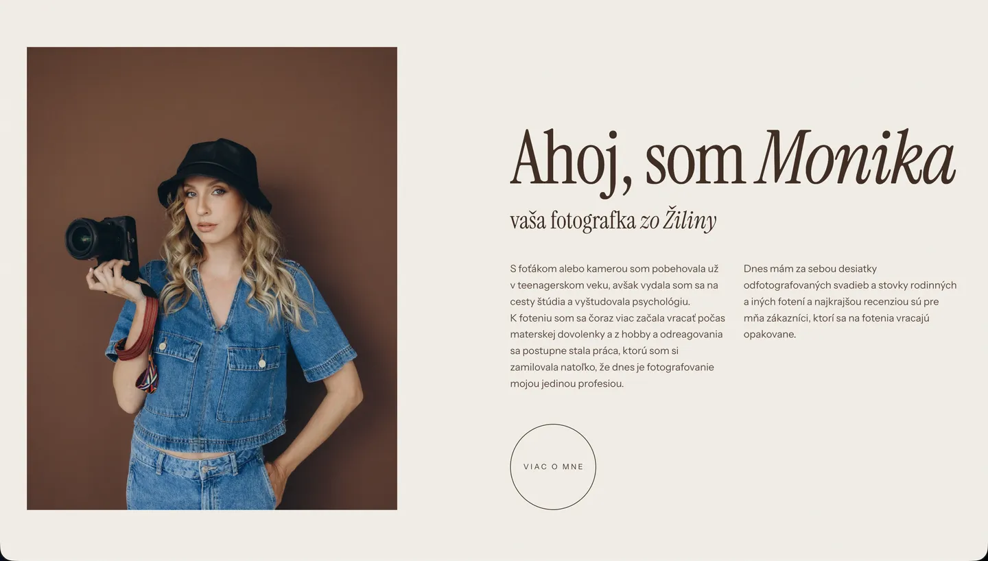 Sekcia Ahoj, som Monika s portrétom fotografky s fotoaparátom
