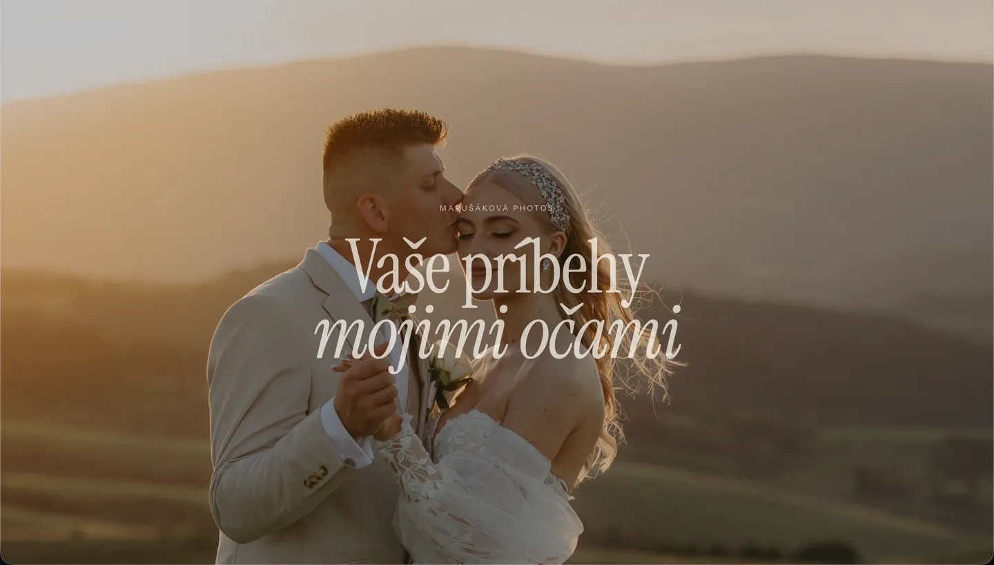 Celoplošná fotografia svadobného páru pri západe slnka s nadpisom Vaše príbehy mojimi očami